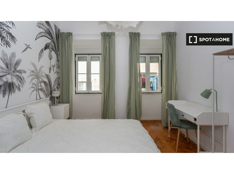 Room for rent in 5-bedroom apartment in Baixa, Lisbon - Под Кирија