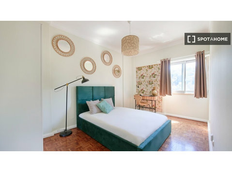 Chambre dans un appartement de 5 chambres à louer à… - À louer
