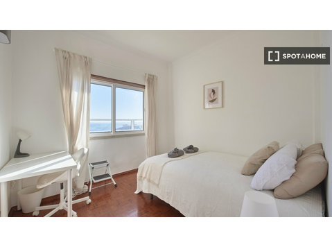 Zimmer zu vermieten in einer 5-Zimmer-Wohnung in Cacilhas,… - Zu Vermieten