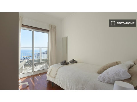 Zimmer zu vermieten in einer 5-Zimmer-Wohnung in Cacilhas,… - Zu Vermieten