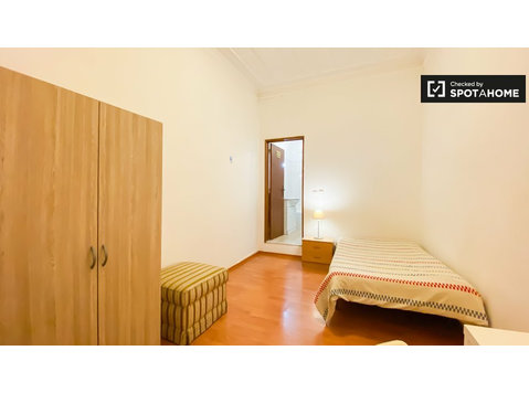 Lizbon, Estrela'da 5 yatak odalı dairede kiralık oda - Kiralık