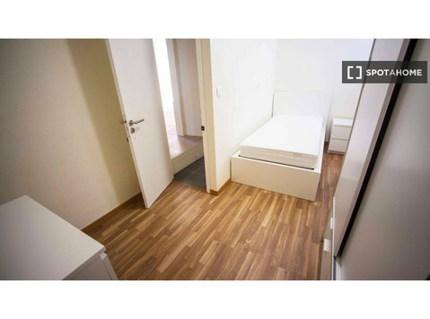 Se alquila habitación en apartamento de 5 habitaciones en… - Alquiler