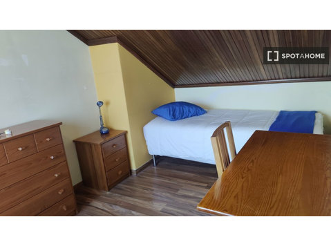 Room for rent in 5-bedroom apartment in Lisbon - Kiadó