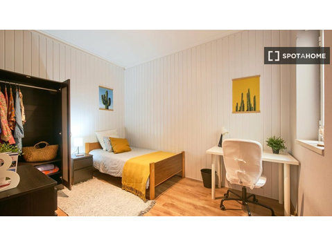 Zimmer zu vermieten in 5-Zimmer-Wohnung in Lissabon - Zu Vermieten