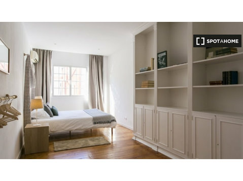 Chambre à louer dans un appartement de 5 chambres à Lisbonne - À louer