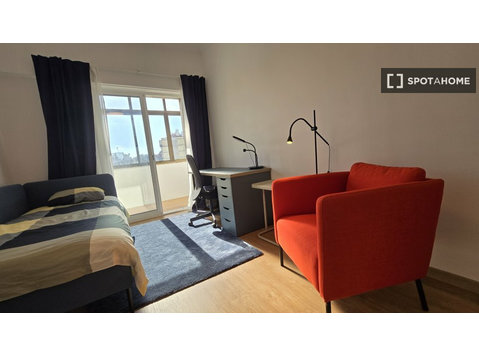 Se alquila habitación en apartamento de 5 dormitorios en… - Alquiler