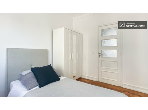 Lizbon, Lizbon'da 5 yatak odalı dairede kiralık oda - Kiralık