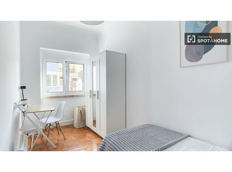 Zimmer zu vermieten in einer 5-Zimmer-Wohnung in Lissabon,… - Zu Vermieten