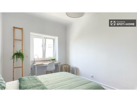 Room for rent in 5-bedroom apartment in Lisbon, Lisbon - Kiadó