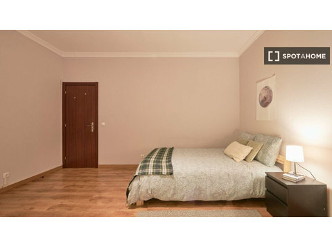 Zimmer zu vermieten in 5-Zimmer-Wohnung in Lissabon - Zu Vermieten