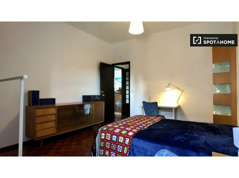 Pokój do wynajęcia w 5-pokojowym mieszkaniu w Paço de Arcos - Do wynajęcia