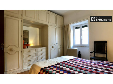 Paço de Arcos'da 5 yatak odalı dairede kiralık oda - Kiralık