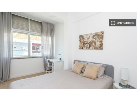 Zimmer zu vermieten in einer 5-Zimmer-Wohnung in Queluz,… - Zu Vermieten