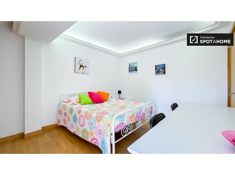 Zimmer zu vermieten in 5-Zimmer-Haus in Campolide, Lissabon - Zu Vermieten
