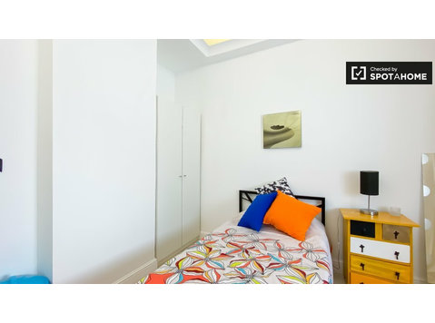 Lizbon, Campolide'de 5 yatak odalı evde kiralık oda - Kiralık