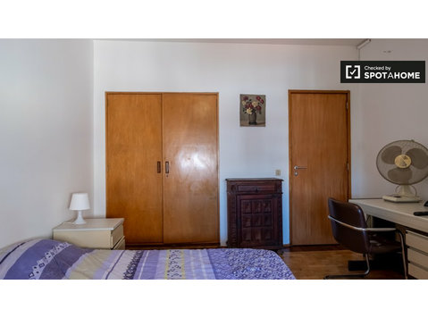 Room for rent in 6-bedroom apartment, Avenidas Novas - For Rent