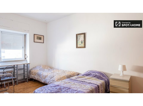 Se alquila habitación en apartamento de 6 dormitorios,… - Alquiler