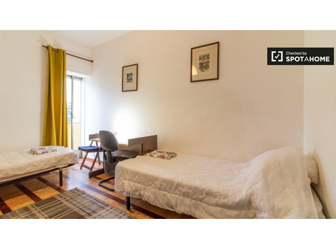 Chambre à louer dans un appartement de 6 chambres, Avenidas… - À louer