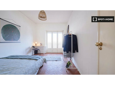 Room for rent in 6-bedroom apartment in Ajuda, Lisbon - Cho thuê