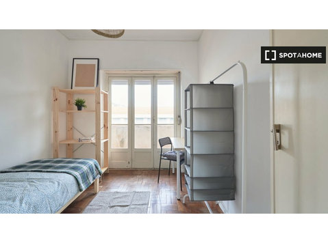Aluga-se quarto em apartamento T6 na Ajuda, Lisboa - Aluguel