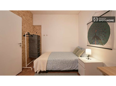 Ajuda, Lizbon'da 6 yatak odalı dairede kiralık oda - Kiralık