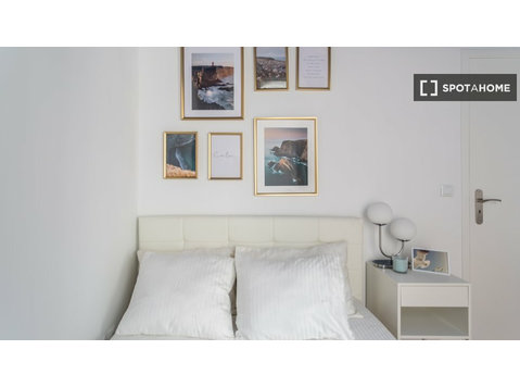 Ajuda, Lizbon'da 6 yatak odalı dairede kiralık oda - Kiralık
