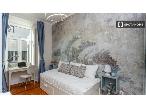 Room for rent in 6-bedroom apartment in Ajuda, Lisbon - Аренда