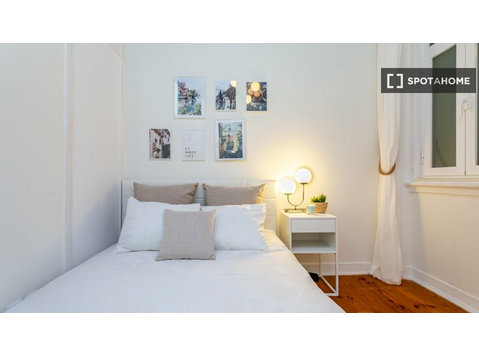 Zimmer zu vermieten in einer 6-Zimmer-Wohnung in Ajuda,… - Zu Vermieten