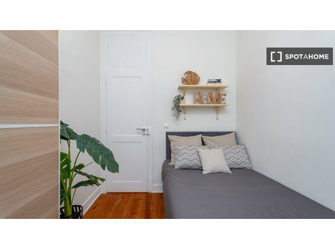 Zimmer zu vermieten in einer 6-Zimmer-Wohnung in Ajuda,… - Zu Vermieten