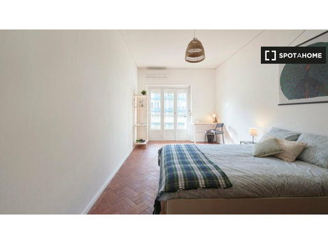 Room for rent in 6-bedroom apartment in Ajuda, Lisbon - 出租