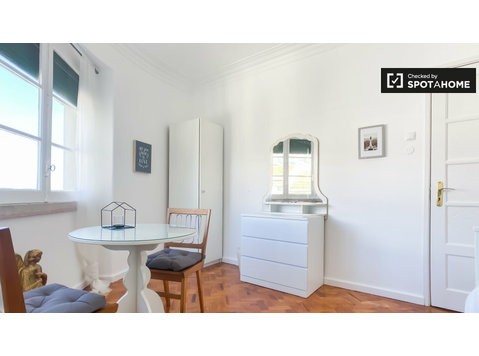 Zimmer zu vermieten in 6-Zimmer-Wohnung in Alfama, Lissabon - Zu Vermieten