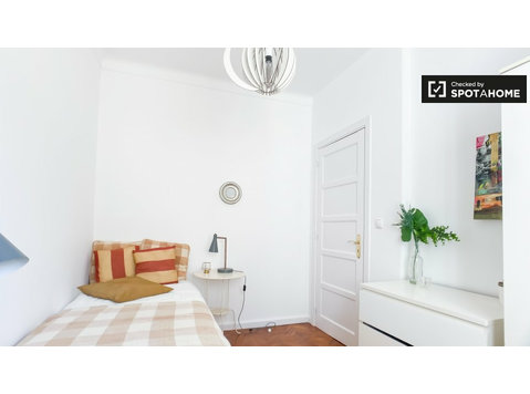 Chambre à louer dans un appartement de 6 chambres à Alfama,… - À louer