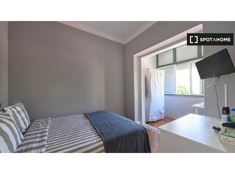 Room for rent in 6-bedroom apartment in Amadora, Lisbon - 임대