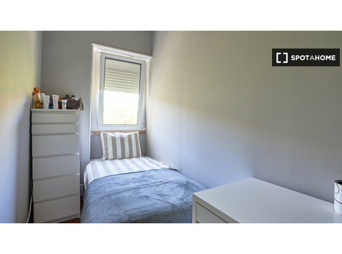 Room for rent in 6-bedroom apartment in Amadora, Lisbon - Disewakan