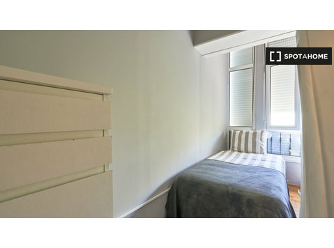 Zimmer zu vermieten in 6-Zimmer-Wohnung in Amadora, Lissabon - Zu Vermieten