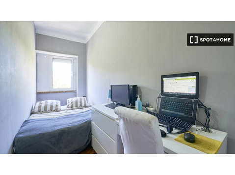 Zimmer zu vermieten in 6-Zimmer-Wohnung in Amadora, Lissabon - Zu Vermieten