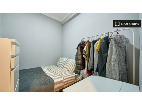 Room for rent in 6-bedroom apartment in Amadora, Lisbon - Til leje