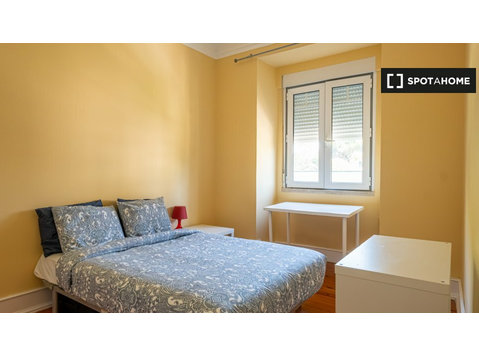 Zimmer zu vermieten in 6-Zimmer-Wohnung in Areeiro, Lissabon - Zu Vermieten