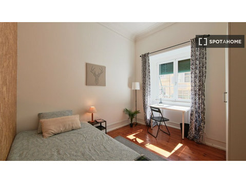 Room for rent in 6-bedroom apartment in Areeiro, Lisbon - الإيجار
