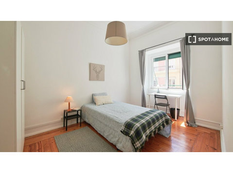Zimmer zu vermieten in 6-Zimmer-Wohnung in Areeiro, Lissabon - Zu Vermieten