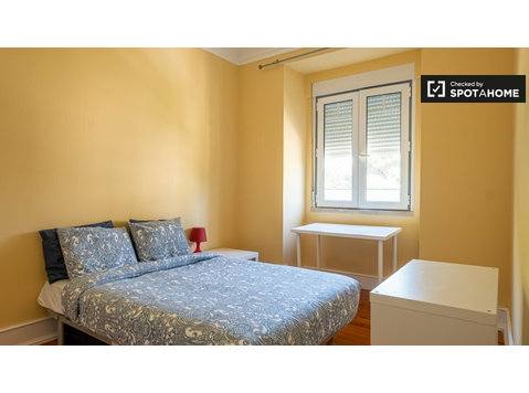 Room for rent in 6-bedroom apartment in Areeiro, Lisbon - Na prenájom