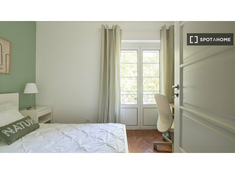 Room for rent in 6-bedroom apartment in Areeiro, Lisbon - Disewakan