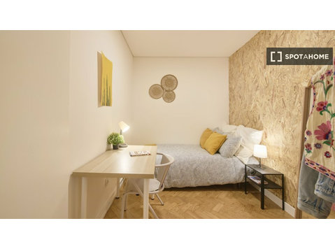 Zimmer zu vermieten in 6-Zimmer-Wohnung in Areeiro, Lissabon - Zu Vermieten