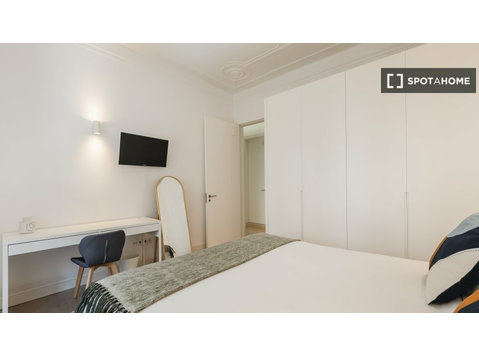 Arroios, Lisbon'da 6 yatak odalı dairede kiralık oda - Kiralık