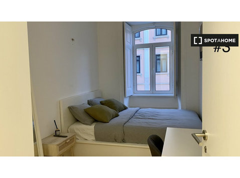 Room for rent in 6-bedroom apartment in Arroios, Lisbon - เพื่อให้เช่า