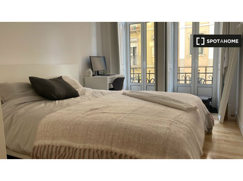 Zimmer zu vermieten in 6-Zimmer-Wohnung in Arroios, Lissabon - Zu Vermieten