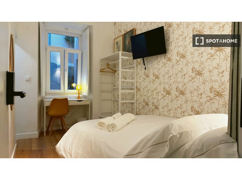 Zimmer zu vermieten in 6-Zimmer-Wohnung in Arroios, Lissabon - Zu Vermieten