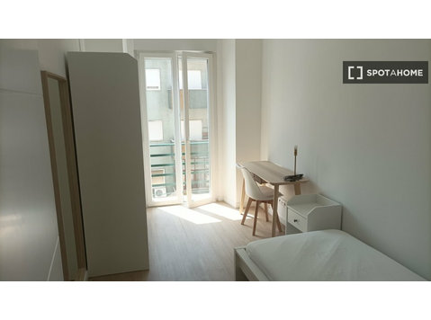 Quarto para alugar em apartamento de 6 quartos em Arroios,… - Aluguel