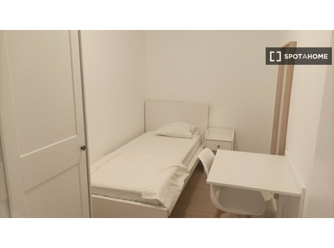 Room for rent in 6-bedroom apartment in Arroios, Lisbon - For Rent