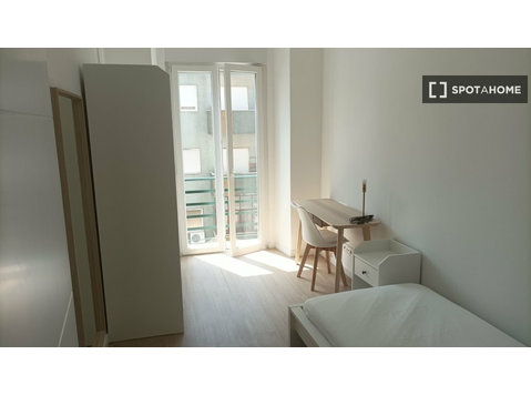 Chambre à louer dans un appartement de 6 chambres à… - À louer